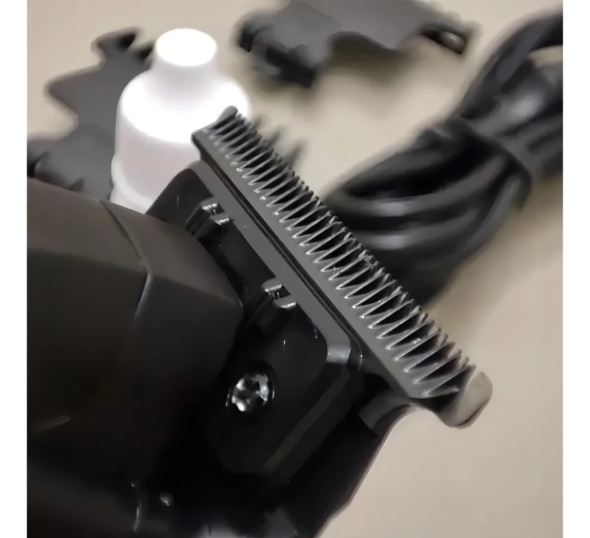 Maquina de Cortar Cabelo E Acabamento Profissional Sem Fio Recarregável Km-2296